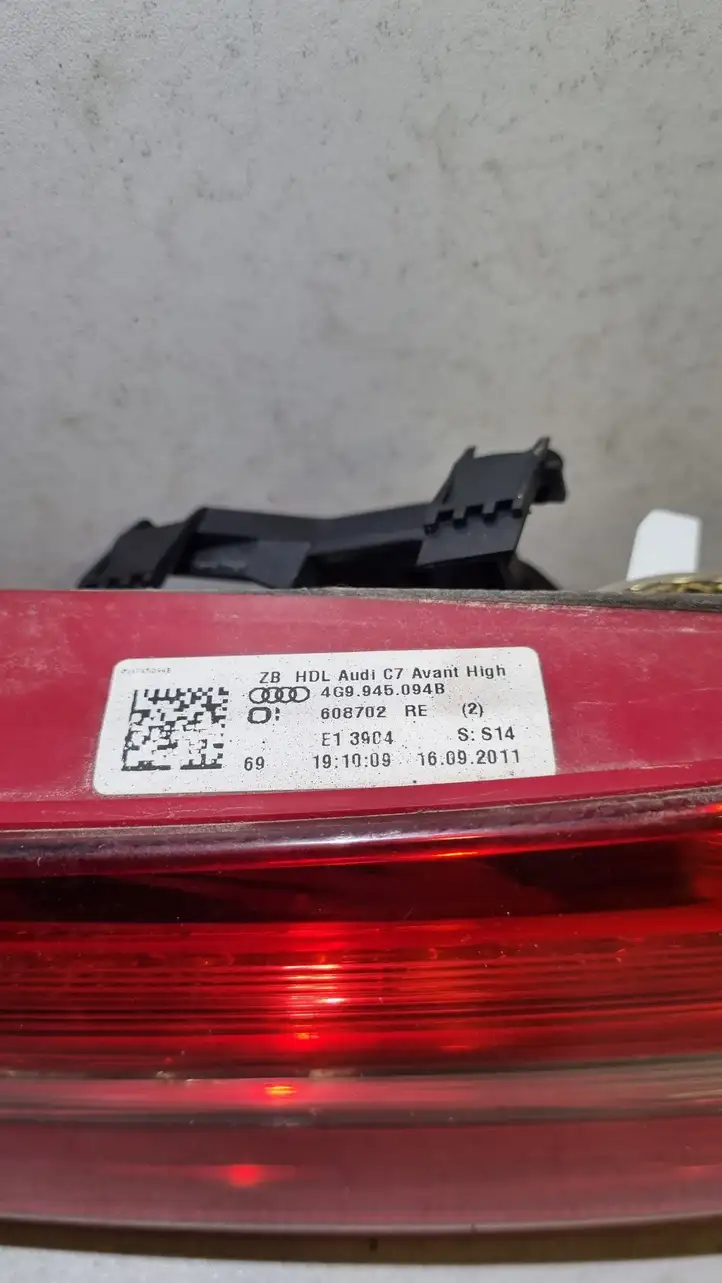 Audi A6 C7 (2011 - 2014) 4G9945094B Задний фонарь в крышке багажника — фото 2