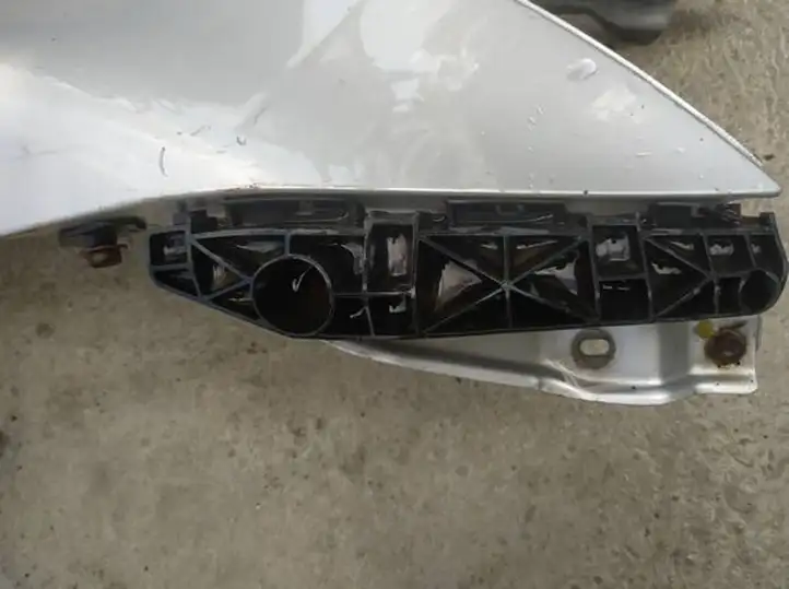 Lexus IS 220 (2005 - 2010)   Передний держатель бампера