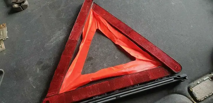BMW 5 E39 (1996 - 2003) 1095535 Аварийный знак — фото 3