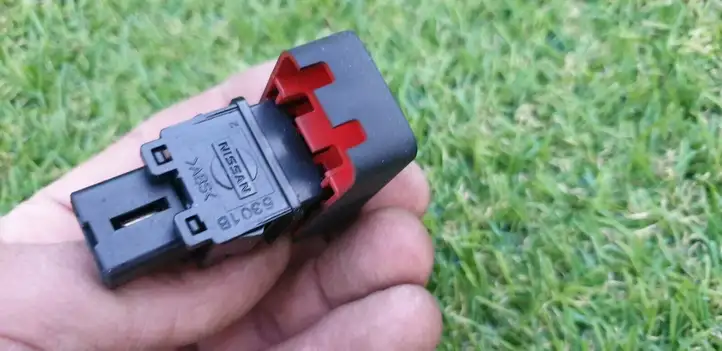 Nissan Leaf I (ZE0) (2010 - 2017) 63207-1X28A Включатель аварийных фонарей — фото 5
