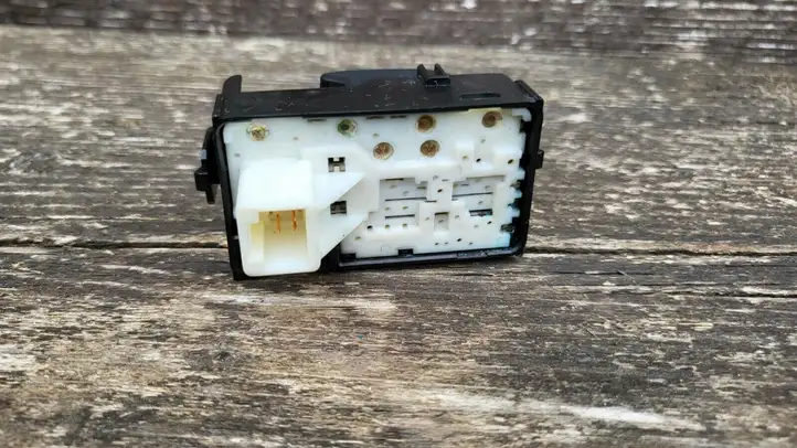 Toyota Prius+ (ZVW40) (2011 - 2018) Блок кнопок стеклоподъемников — фото 3