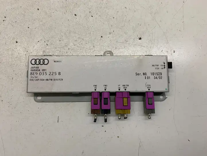 Audi A4 S4 B6 8E 8H (2000 - 2006) 8E9035225B Усилитель антенны — фото 1