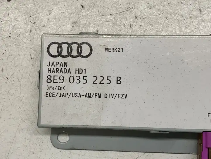 Audi A4 S4 B6 8E 8H (2000 - 2006) 8E9035225B Усилитель антенны — фото 3