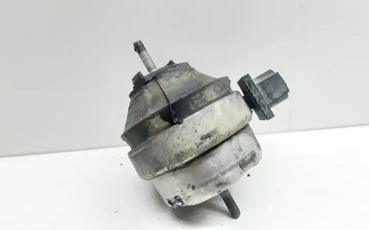 Audi A6 S6 C5 4B (1997 - 2001) 4B0199379E Опора двигателя — фото 2