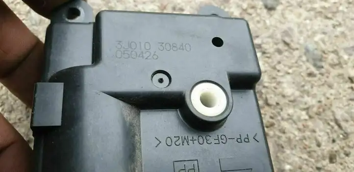 Nissan X-Trail T30 (2001 - 2007) 3J01030840 Двигатель задвижки потока воздуха — фото 3