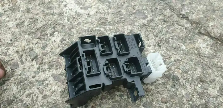 Toyota Avensis T250 (2006 - 2009) 8273405020 Блок монтирования реле — фото 2