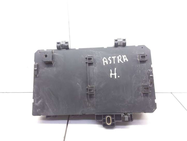 Opel Astra (2004 - 2009)  13206759 Блок монтирования реле