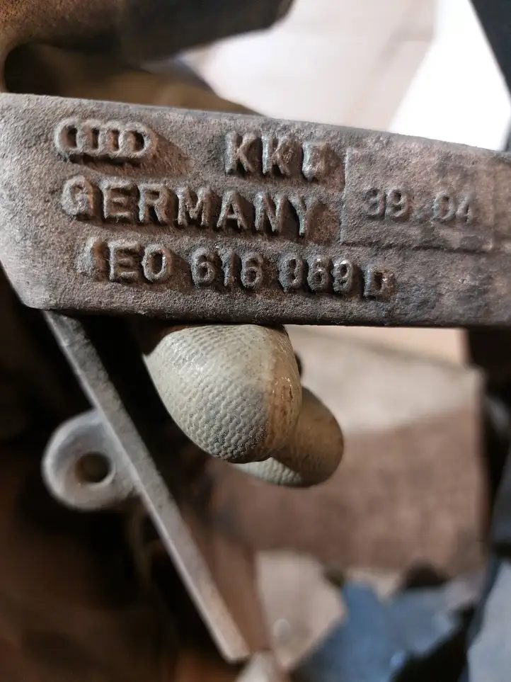Audi A8 S8 D3 4E (2005 - 2007) 4E0616869D Кронштейн компрессора кондиционера воздуха — фото 3