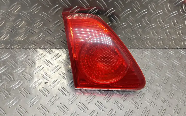 Toyota Corolla E140 E150 (2007 - 2013) Задний фонарь в крышке багажника — фото 1