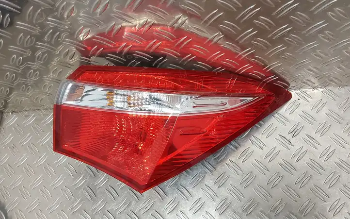 Toyota Corolla E160 E170 (2013 - ) 8155002760 Задний фонарь в кузове — фото 1