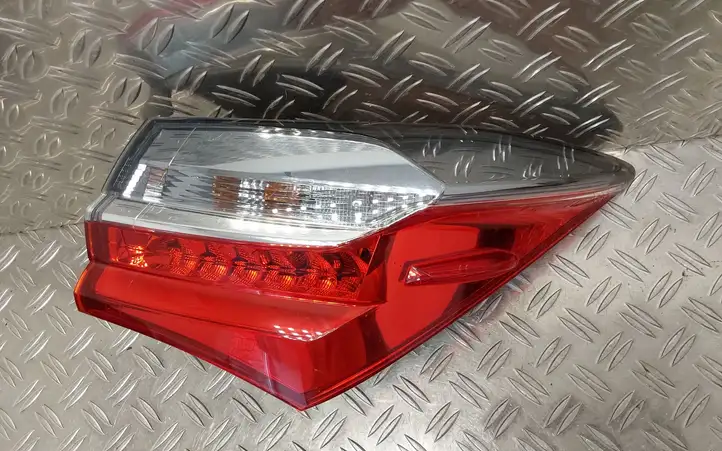 Toyota Corolla E160 E170 (2013 - ) 8155002A80 Задний фонарь в кузове — фото 1