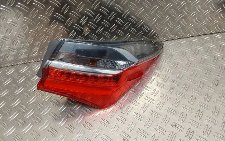 Toyota Corolla E160 E170 (2013 - ) 8155002A80 Задний фонарь в кузове — фото 3