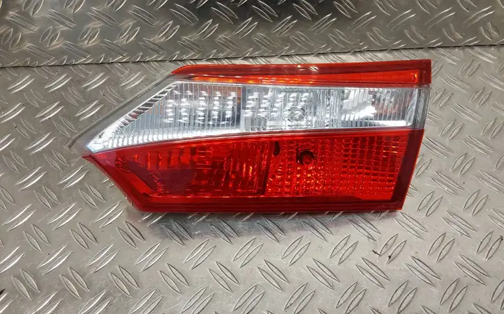 Toyota Corolla E160 E170 (2013 - ) 8158002520 Задний фонарь в крышке багажника — фото 1