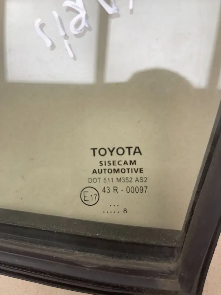 Toyota Yaris (2019 - ) 682160D050 Форточка двери — фото 4