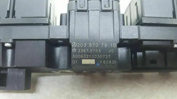 Mercedes-Benz C W203 (2000 - 2007) 2038707910 Блок кнопок на панели — фото 6
