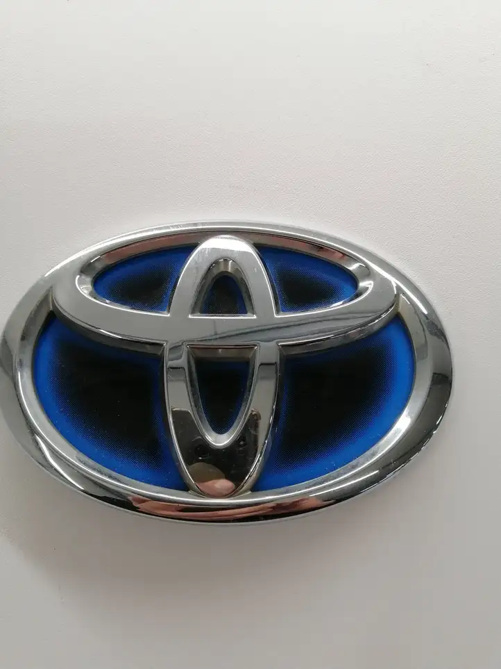 Toyota Auris E180 (2012 - 2018) Эмблема автомобиля — фото 1