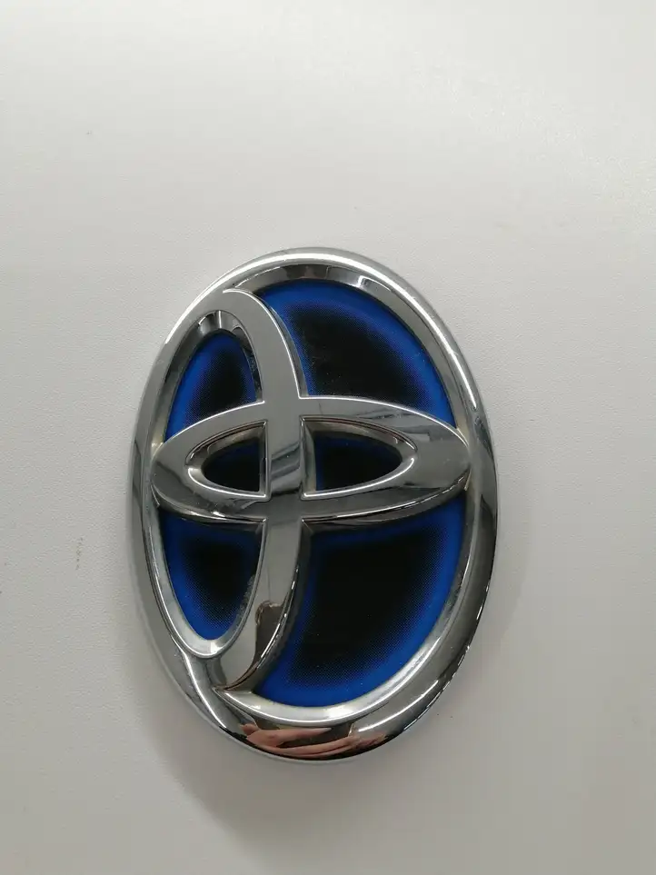 Toyota Auris E180 (2012 - 2018) Эмблема автомобиля — фото 3