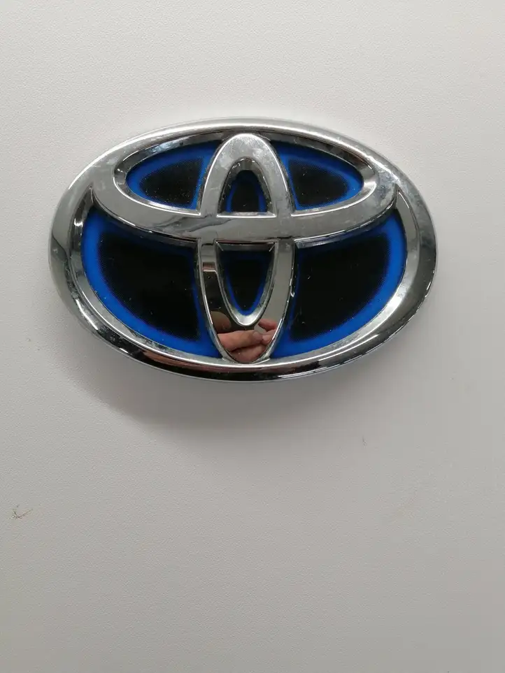 Toyota Auris E180 (2012 - 2018) Эмблема автомобиля — фото 1