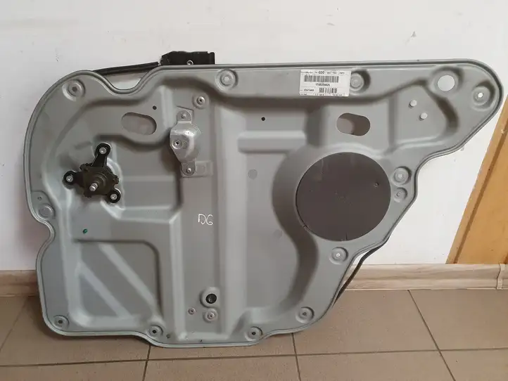 Volkswagen Touran I (2003 - 2010) 1T0839462L Механический стеклоподъемник задней двери — фото 1