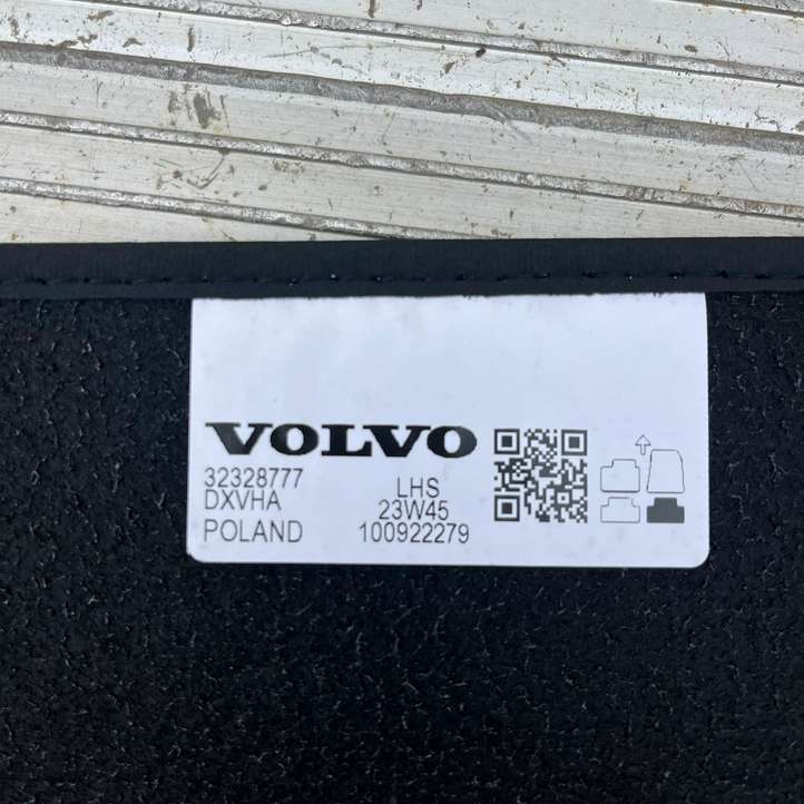 Volvo XC40 (2017 - )  32357638 Комплект автомобильного коврика