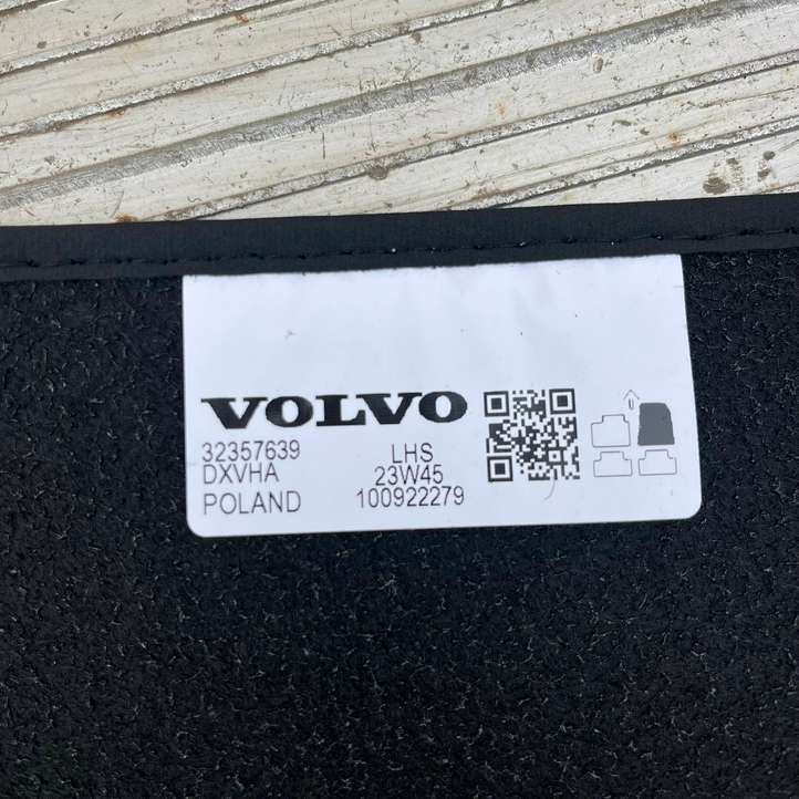 Volvo XC40 (2017 - )  32357638 Комплект автомобильного коврика