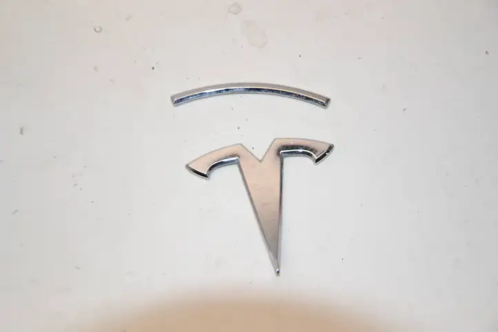 Tesla Model X (2015 - 2021) 104785400A Эмблема автомобиля — фото 2
