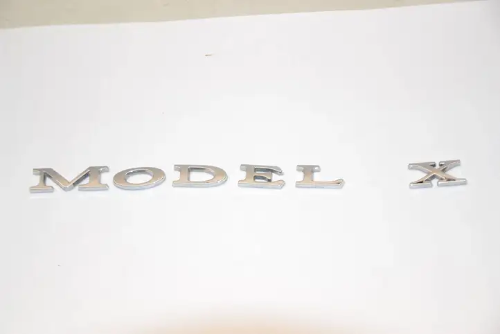 Tesla Model X (2015 - 2021) 104785500A Эмблема производителя — фото 2