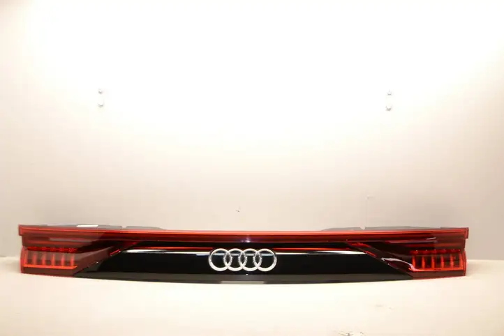 Audi Q8 (2018 - ) 4M8945095Q Задний фонарь в крышке багажника — фото 1