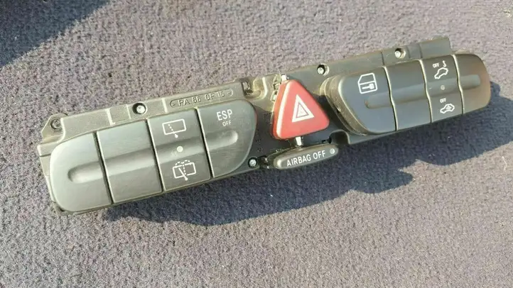 Mercedes-Benz C W203 (2000 - 2007) 2038219058 Другие включатели / ручки/ переключатели — фото 7