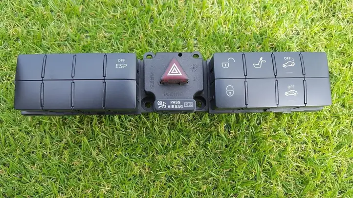 Mercedes-Benz C W203 (2000 - 2007) 2038703510 Включатель аварийных фонарей — фото 1
