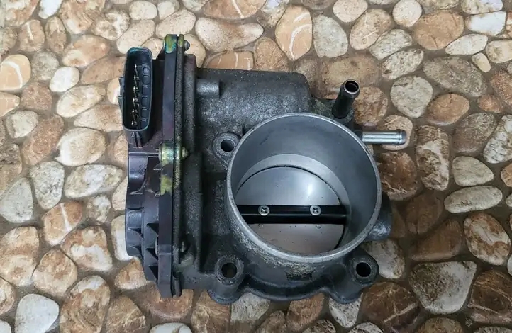 Toyota Prius+ (ZVW40) (2011 - 2018) 2203037060 Дроссельная заслонка — фото 1