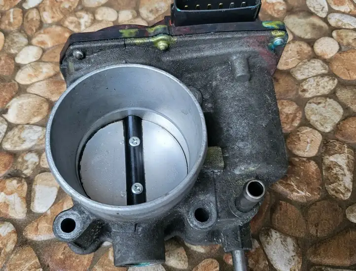 Toyota Prius+ (ZVW40) (2011 - 2018) 2203037060 Дроссельная заслонка — фото 3