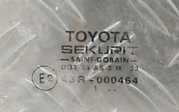 Toyota Corolla E120 E130 (2004 - 2007) 43R000464 Стекло задней двери — фото 2