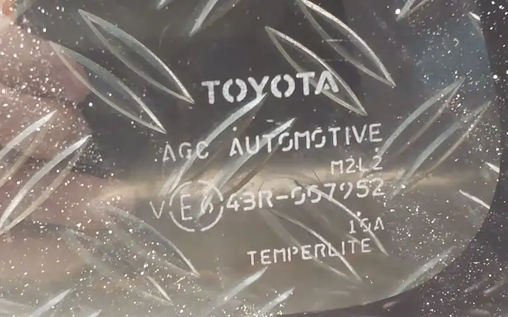 Toyota iQ (2006 - 2011) 43R007952 Заднее боковое стекло — фото 2