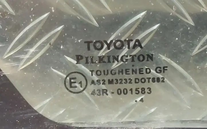 Toyota Corolla E120 E130 (2004 - 2007) 43R001583 Заднее боковое стекло — фото 2