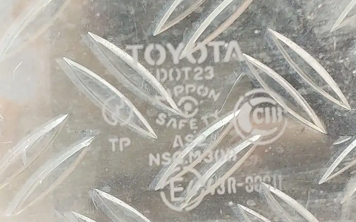 Toyota Corolla E120 E130 (2000 - 2004) 43R00011 Стекло передней двери — фото 2