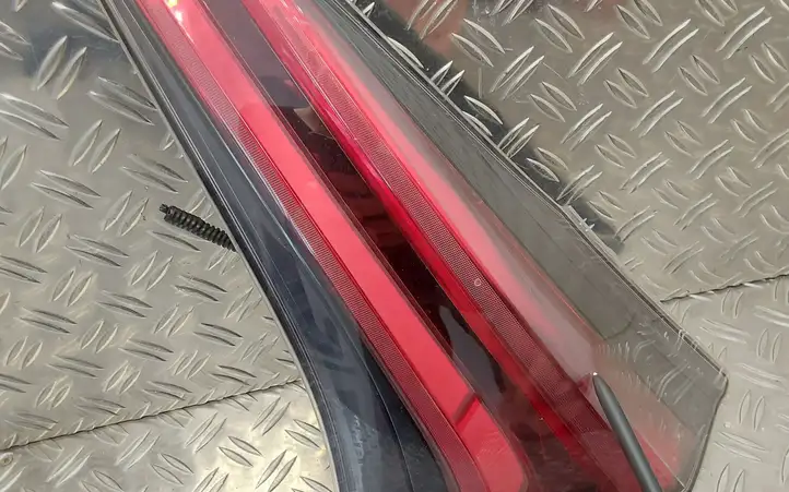 Toyota RAV 4 (XA40) (2012 - 2018) 8158042032 Задний фонарь в крышке багажника — фото 6