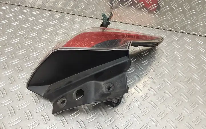 Toyota RAV 4 (XA40) (2012 - 2018) 8156042202 Задний фонарь в кузове — фото 3