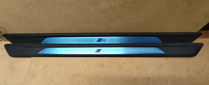 BMW M2 F87 (2018 - ) 7149477 Внутренняя обшивка порога (комплект) — фото 1