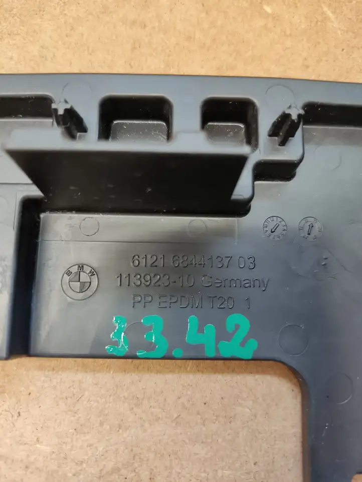 BMW 3 G20 G21 (2019 - ) 6844137 Крышка ящика аккумулятора — фото 3