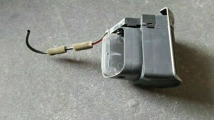Audi A4 S4 B5 8D (1999 - 2001) 8d1820901A Боковой воздушный дефлектор — фото 2