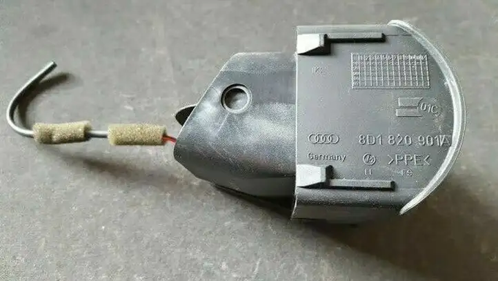 Audi A4 S4 B5 8D (1999 - 2001) 8d1820901A Боковой воздушный дефлектор — фото 3