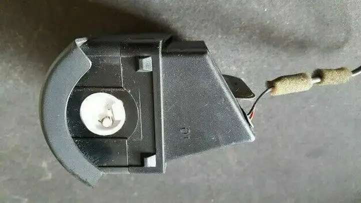Audi A4 S4 B5 8D (1999 - 2001) 8d1820901A Боковой воздушный дефлектор — фото 4