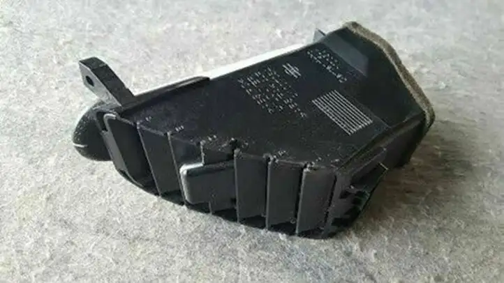 Nissan Primera (2001 - 2008) A1007035 Боковой воздушный дефлектор — фото 1