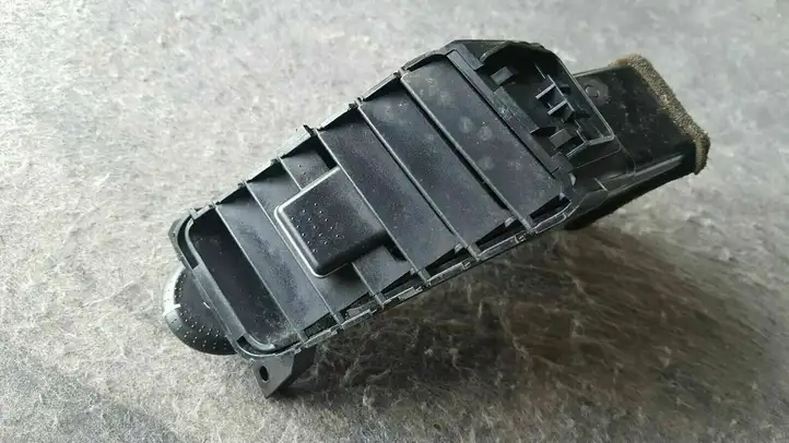 Nissan Primera (2001 - 2008) A1007035 Боковой воздушный дефлектор — фото 2
