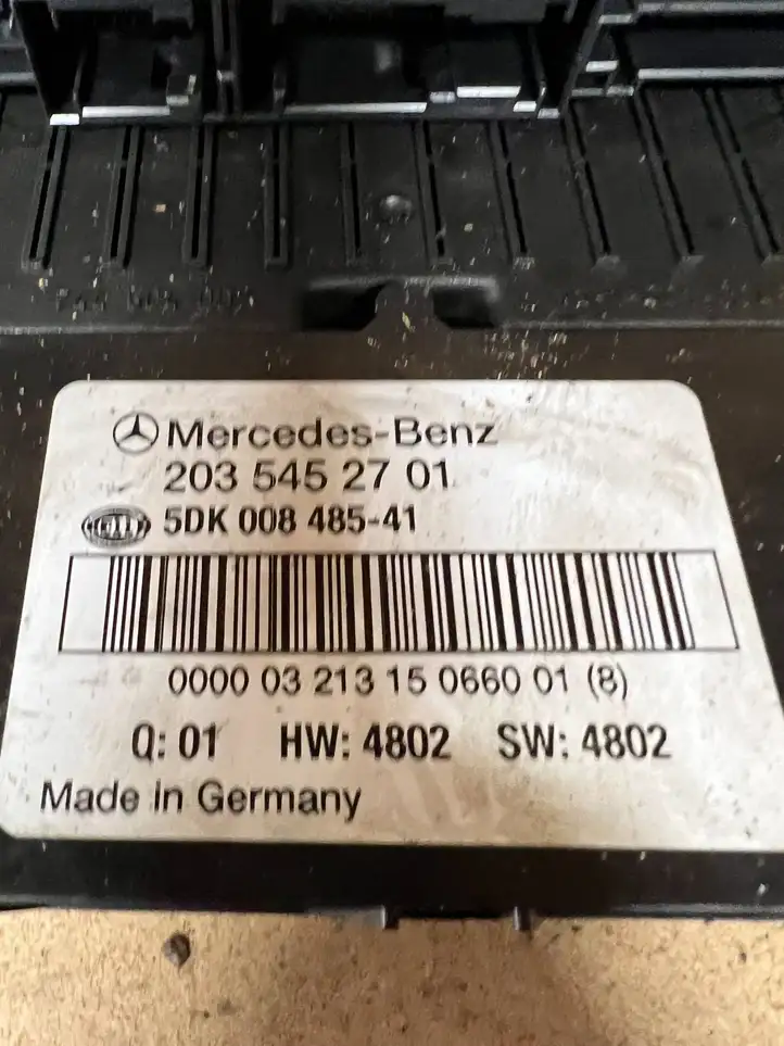 Mercedes-Benz C W203 (2000 - 2007) 2035452701 Блок предохранителей — фото 3