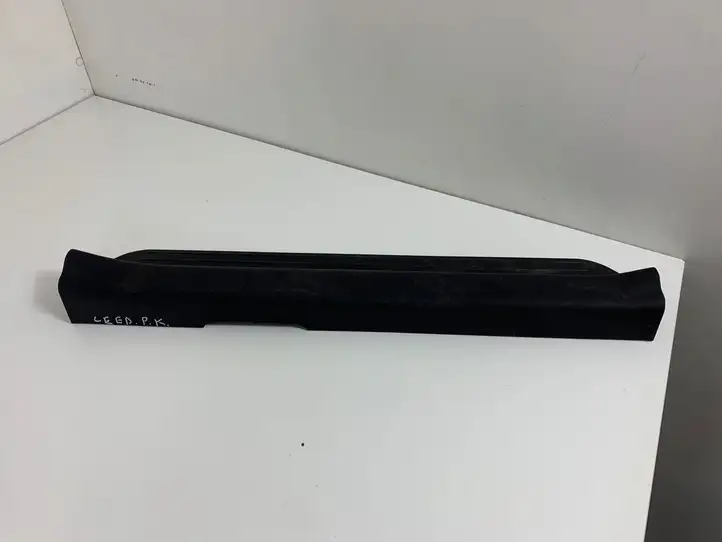 Kia Ceed (2010 - 2012) 858731H000 Внутренняя отделка переднего порога — фото 1