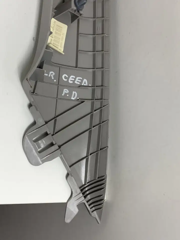 Kia Ceed (2010 - 2012) 858201H000 Прочая отделка передней двери — фото 7