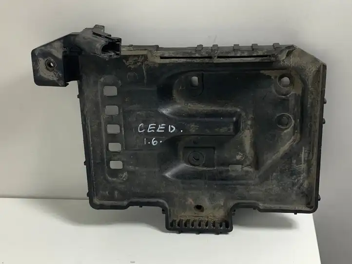 Kia Ceed (2010 - 2012) 371502H000 Площадка аккумулятора — фото 1