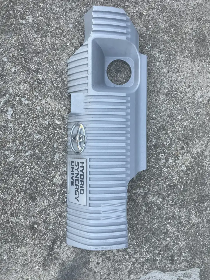 Toyota Prius (XW30) (2009 - 2015) 1121237090 Крышка двигателя декоративная — фото 2